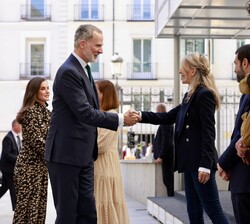 Sus Majestades los Reyes son recibidos por la vicepresidenta segunda del Gobierno y ministra de Trabajo y Economía Social, Yolanda Díaz